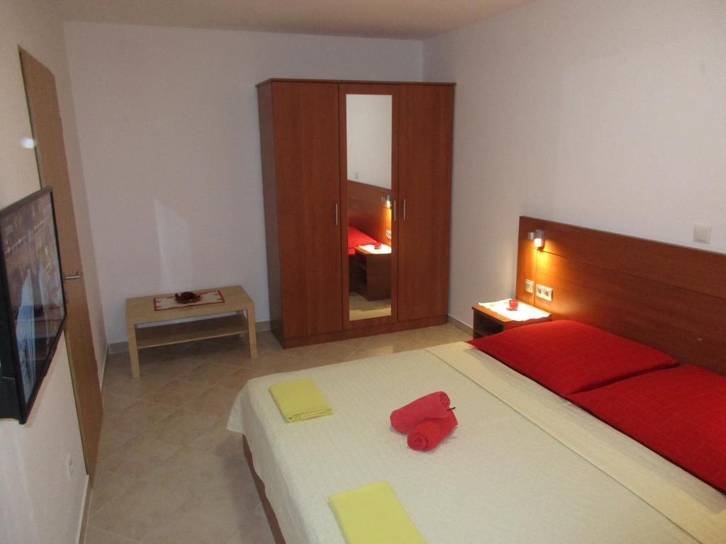 Apartmani Smiljanic Starigrad Paklenica Exterior foto