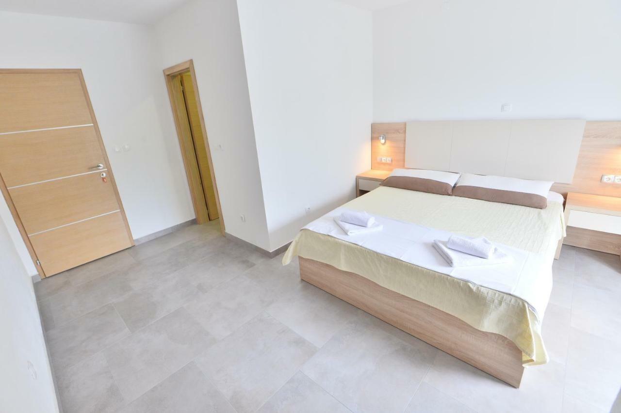 Apartmani Smiljanic Starigrad Paklenica Exterior foto